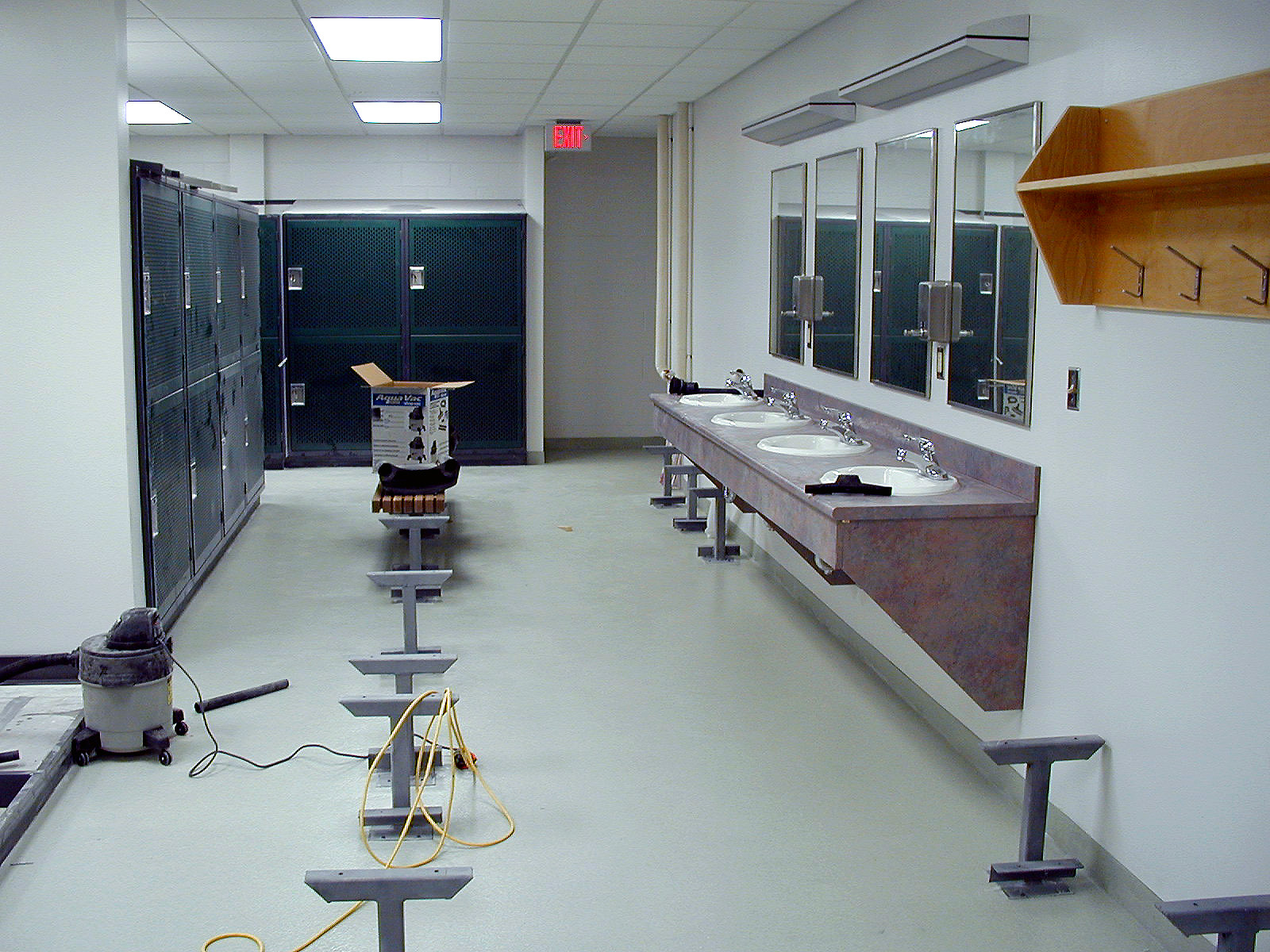 /img/locker-room-1600x1200.jpg